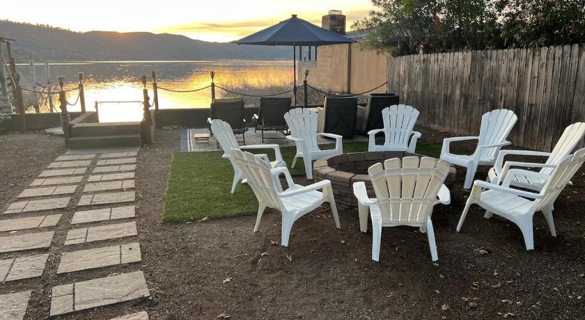 クリアレイク Peaceful Lakeside Retreat - Cozy 3BR Waterfront Home 5つ星 宿泊施設 レストラン