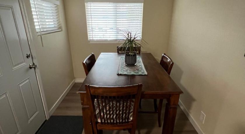 クリアレイク Peaceful Lakeside Retreat - Cozy 3BR Waterfront Home 5つ星 宿泊施設 客室