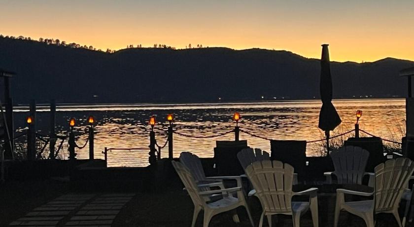 クリアレイク Peaceful Lakeside Retreat - Cozy 3BR Waterfront Home 5つ星 宿泊施設 外観