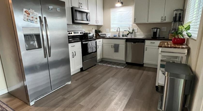 クリアレイク Peaceful Lakeside Retreat - Cozy 3BR Waterfront Home 5つ星 宿泊施設 外観