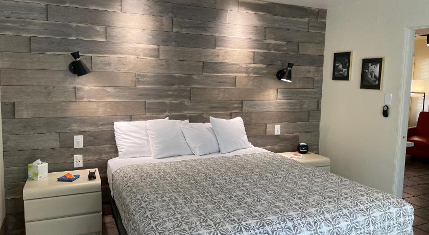 Palm Springs (CA) Desert Paradise - A Men's Clothing Optional Resort 3-Star Accommodation suite