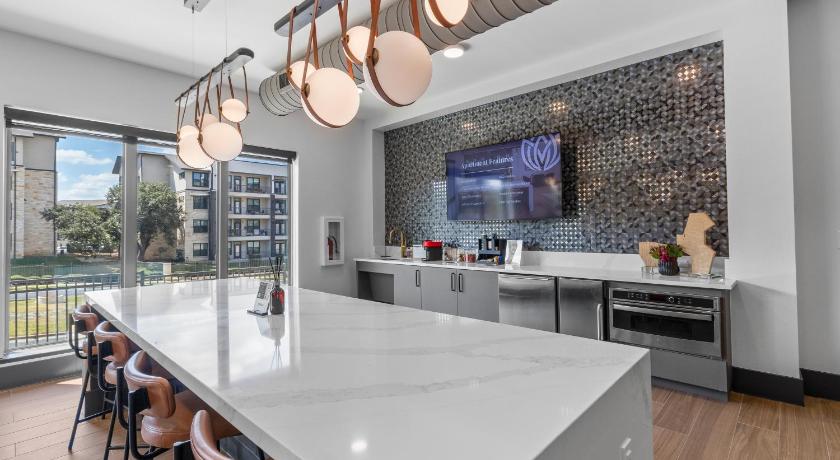 オースティン Modern King Suite Downtown Austin and Wi-Fi NEW 4つ星 宿泊施設 客室