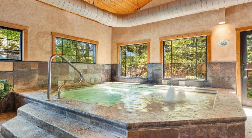 Branson 1BR Village At Indian Point 901 near SDC-Free Tickets Daily up to $500 4-Star Accommodation lobby