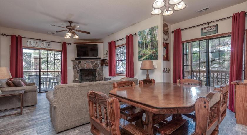 Branson 1BR Village At Indian Point 2004 near SDC-Free Tickets Daily up to $500 4-Star Accommodation lobby