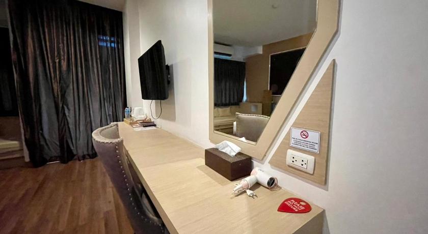Image of Deluxe king bed room 12