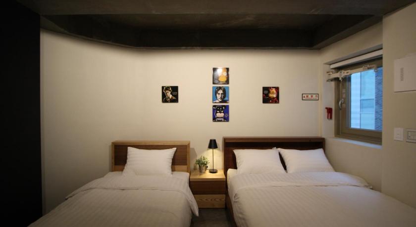 Image of Family Room 1