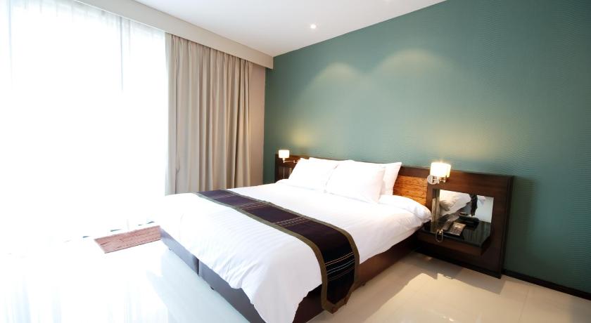 Image of Deluxe King Bed 4