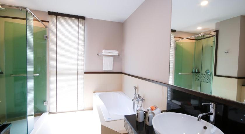Image of Deluxe King Bed 2