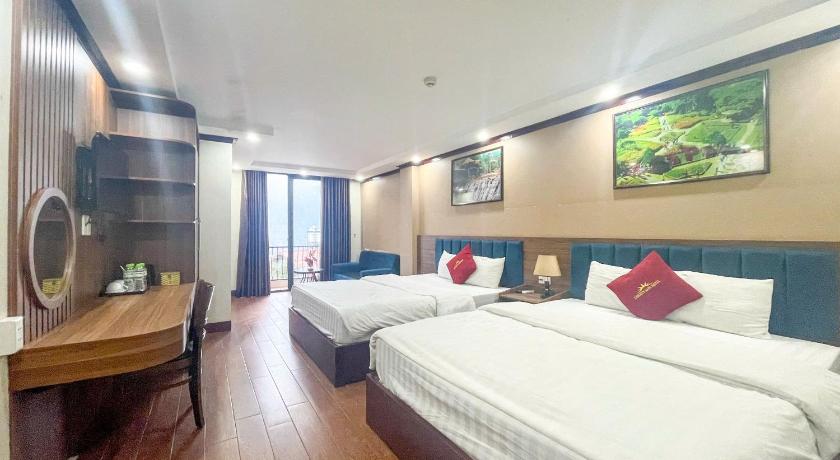 Image of Family Room with Mountain View 8