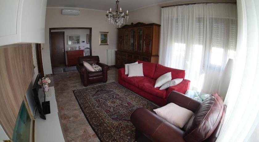 Appartamento al primo piano in villetta con giardino