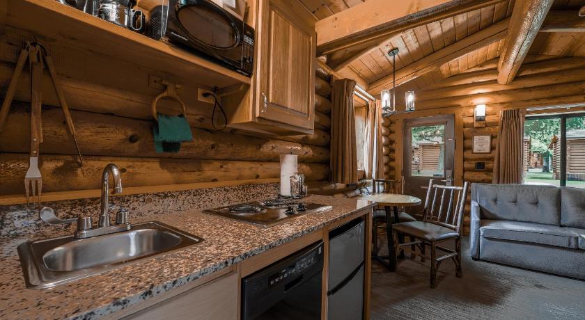 Jackson (WY) Cowboy Village Resort 2-Star Accommodation suite