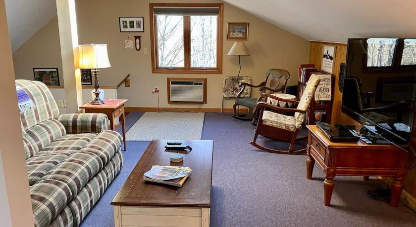 Forests Edge - A private studio apt in the country