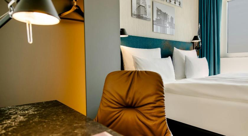 Image of Room with Queen Size Bed 4