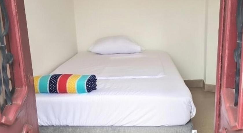 Cama nueva doble con balcon cerca del parque principal