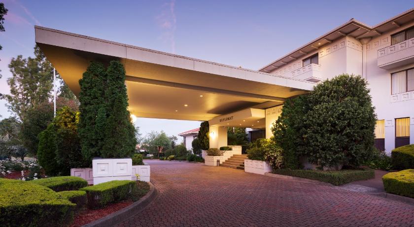 Ramada by Wyndham Diplomat Canberra