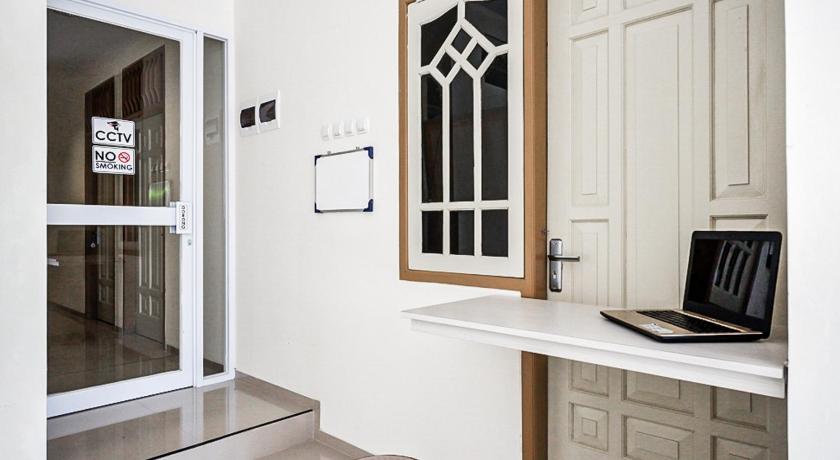 RedDoorz near Ambarrukmo Plaza Mall – Yogyakarta, ID
