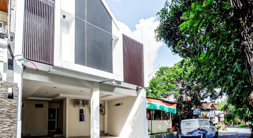 RedDoorz near Ambarrukmo Plaza Mall – Yogyakarta, ID