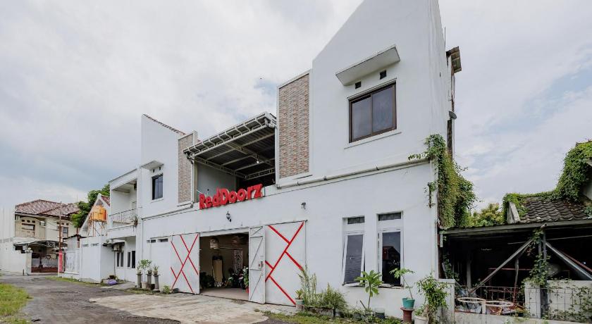 RedDoorz Syariah near UMS Solo - RSO Soeharso – Kartasura, SD
