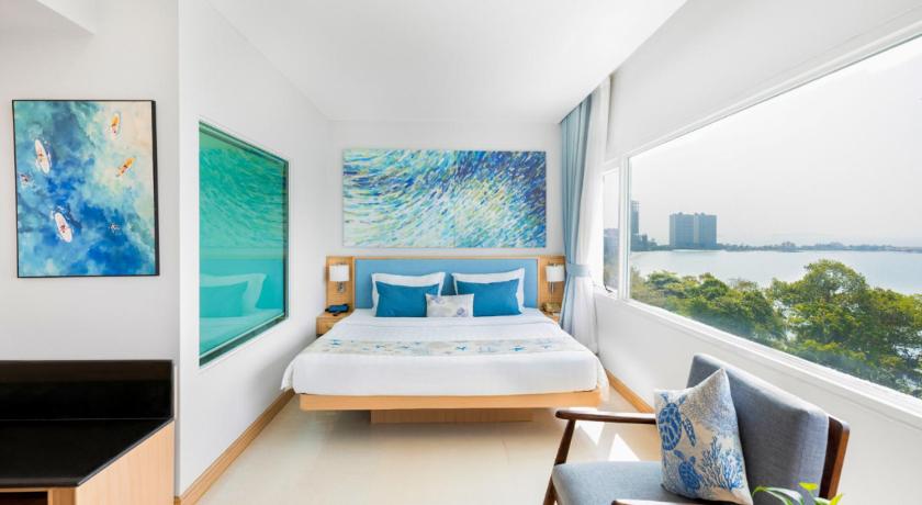 Image of Deluxe King 0