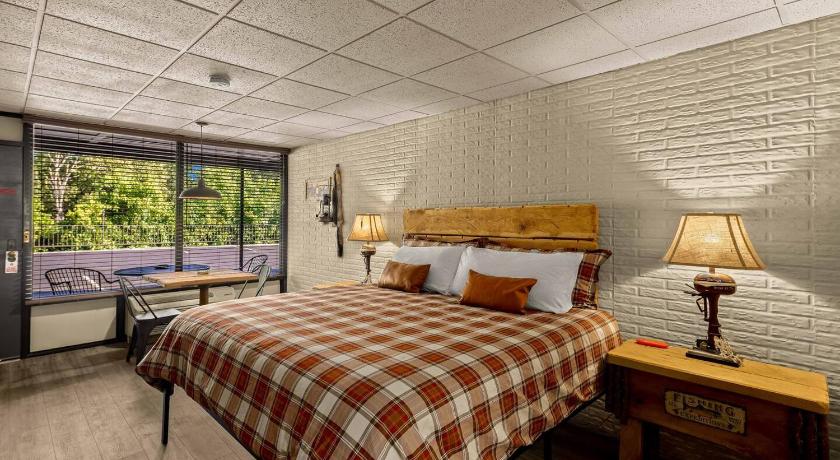 Eureka Springs Stonegate Lodge Bed, WIFI, 50in Roku TV, Salt Water Pool Room #109 4-Star Accommodation suite