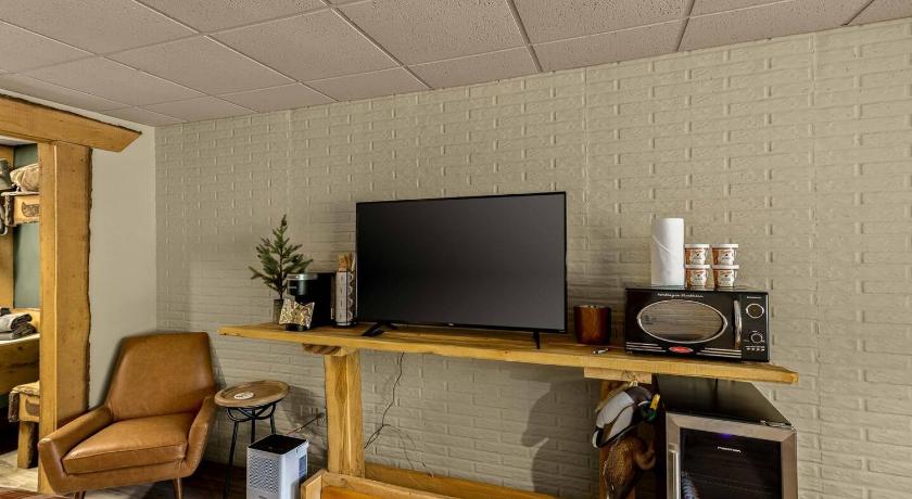 Eureka Springs Stonegate Lodge Bed, WIFI, 50in Roku TV, Salt Water Pool Room #109 4-Star Accommodation pool