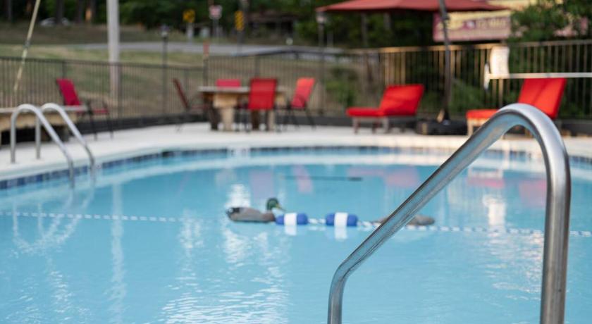 Eureka Springs Stonegate Lodge Bed, WIFI, 50in Roku TV, Salt Water Pool Room #109 4-Star Accommodation room