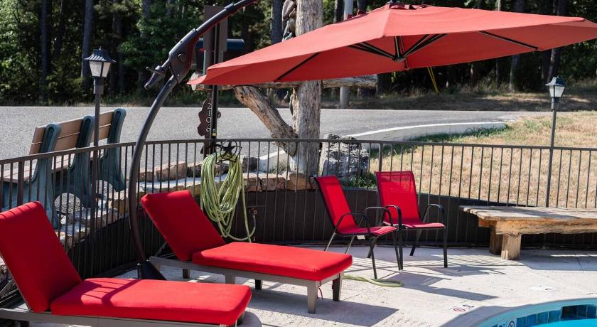 Eureka Springs Stonegate Lodge Bed, WIFI, 50in Roku TV, Salt Water Pool Room #109 4-Star Accommodation restaurant