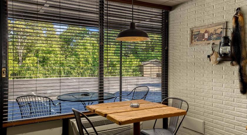 Eureka Springs Stonegate Lodge Bed, WIFI, 50in Roku TV, Salt Water Pool Room #109 4-Star Accommodation amenity