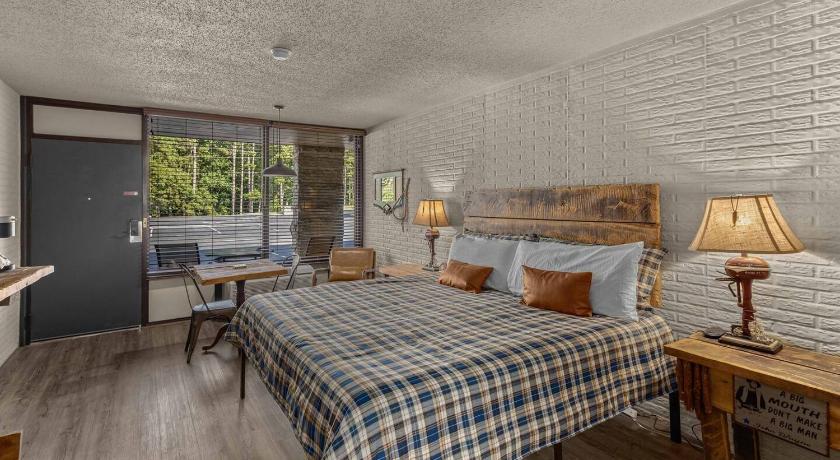 유레카 스프링스 (AR) Stonegate Lodge King Bed, 2mi to Historic DTWN Salt Water Pool Room #206 4성급 숙소 스위트룸