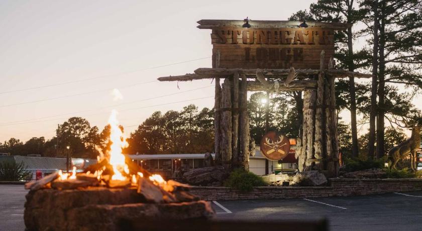 尤里卡斯普林斯 Stonegate Lodge - Pool & Firepits Room #208 4星级 住宿 大堂