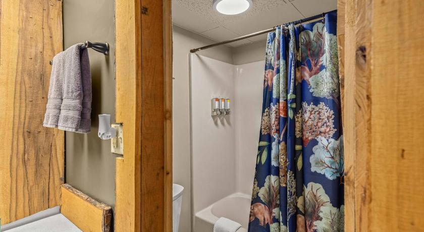 Eureka Springs Stonegate Lodge Fire Pit 50in TV Salt Water Pool Fast Wi-Fi Room #301 4-Star Accommodation lobby