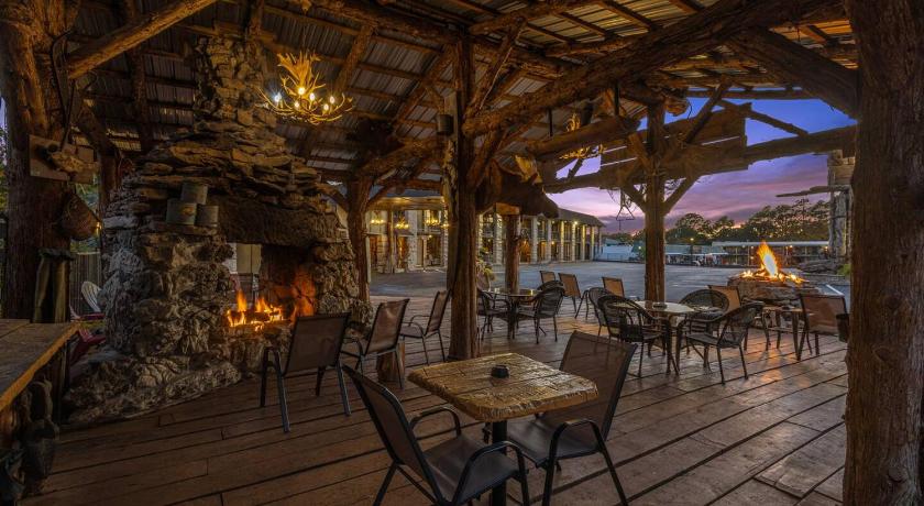 Eureka Springs Stonegate Lodge Fire Pit 50in TV Salt Water Pool Fast Wi-Fi Room #301 4-Star Accommodation lobby