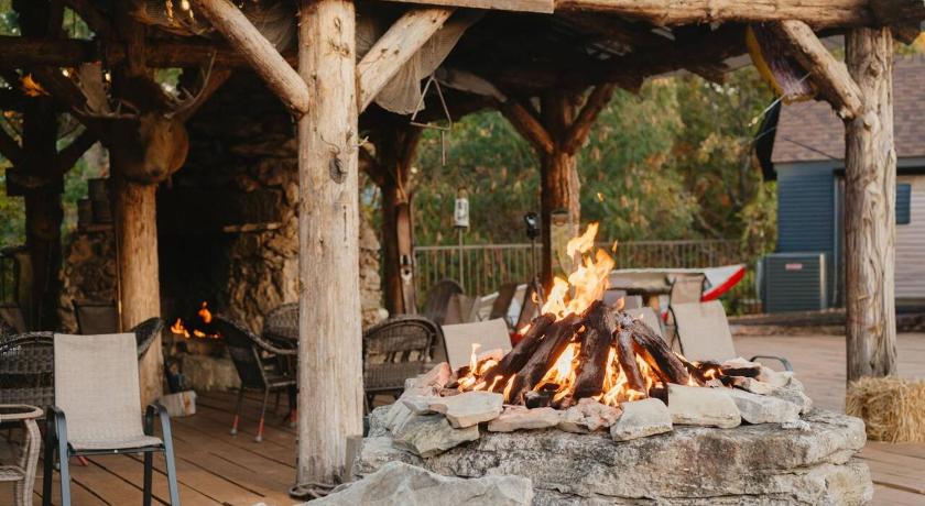Eureka Springs Stonegate Lodge King Bed WIFI 50in Roku TV Salt Water Pool Room # 302 4-Star Accommodation view