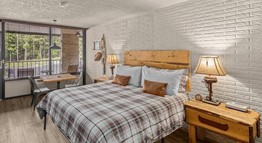 Eureka Springs Stonegate Lodge King Bed WIFI 50in Roku TV Salt Water Pool Room # 302 4-Star Accommodation suite