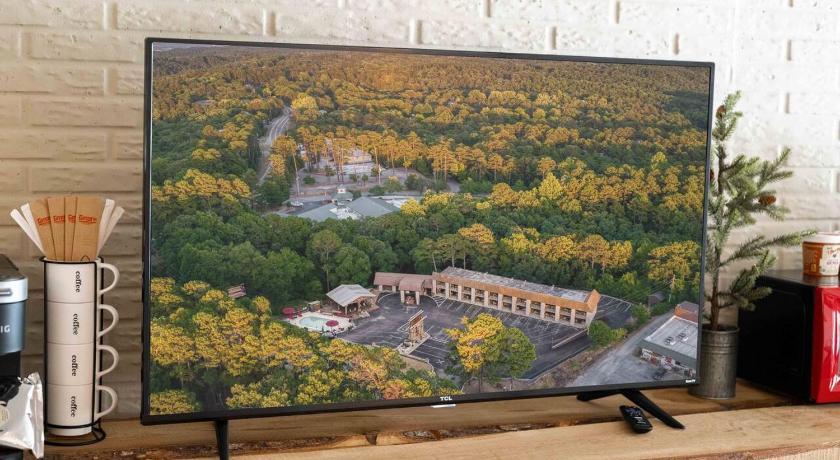 Eureka Springs Stonegate Lodge King Bed WIFI 50in Roku TV Salt Water Pool Room # 302 4-Star Accommodation restaurant