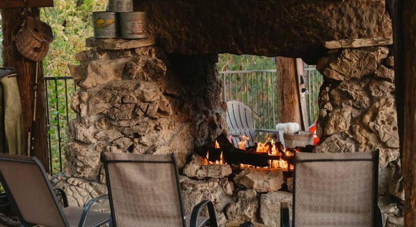 Eureka Springs Stonegate Lodge King Bed Pool Fast WIFI 2 mi 2 DTWN Room #306 4-Star Accommodation view
