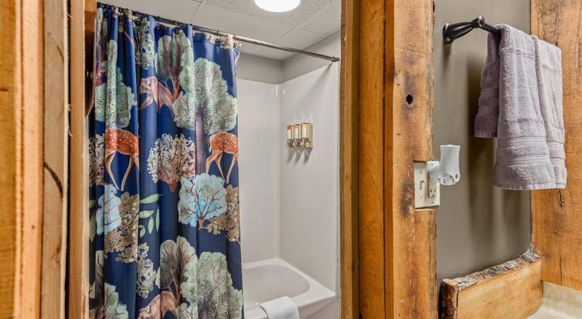 Eureka Springs Stonegate Lodge King Bed Pool Fast WIFI 2 mi 2 DTWN Room #306 4-Star Accommodation view