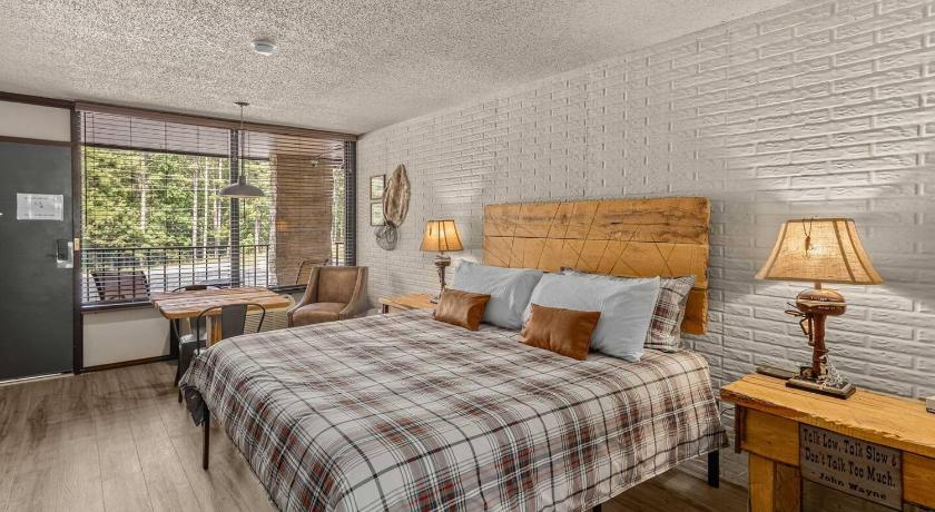 Eureka Springs Stonegate Lodge King Bed Pool Fast WIFI 2 mi 2 DTWN Room #306 4-Star Accommodation suite