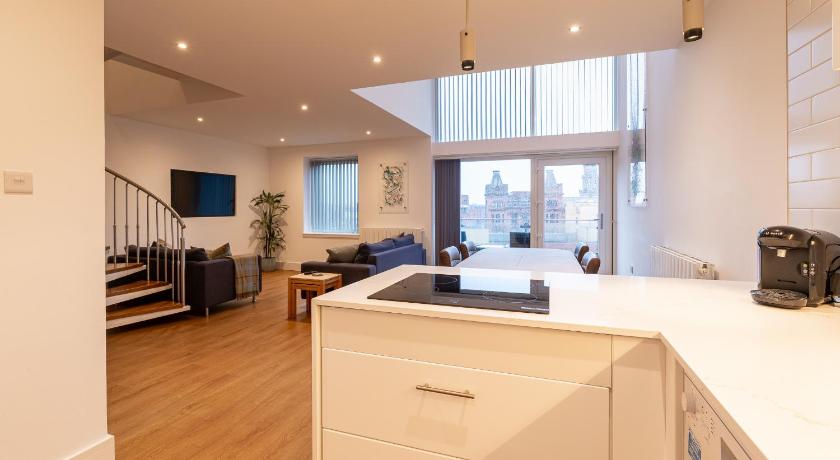 CITY CENTRE APARTMENT with Free Secure Underground Parking