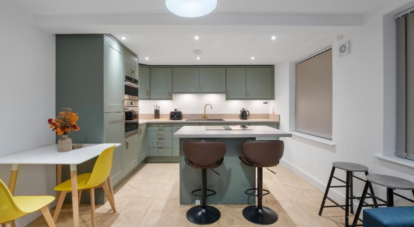 Luxury Huddersfield Apartments & Prime City Centre Location & Opposite Train Station