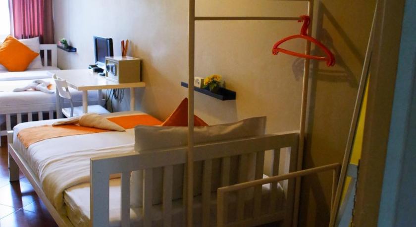 Image of Standard Twin with Shared Bathroom 0