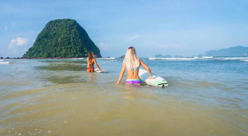 Mojosurf Camp Red Island photo