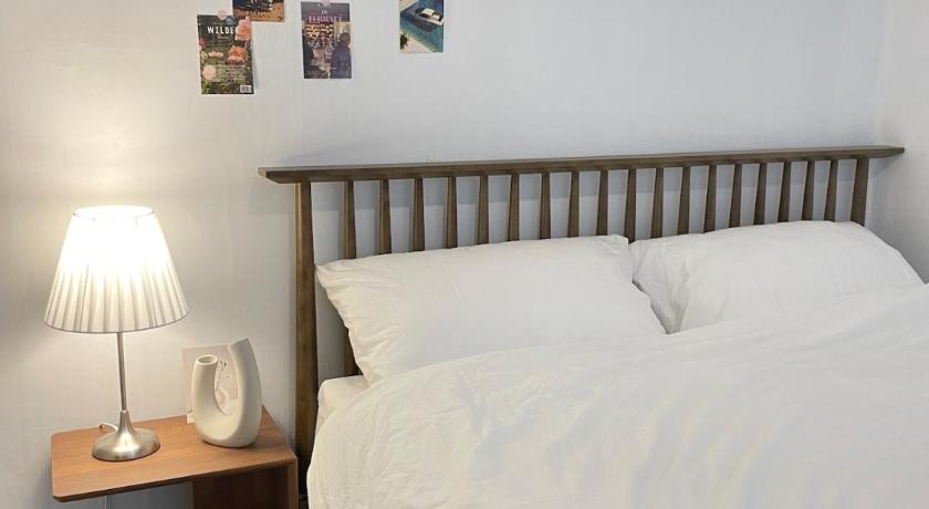 서울 Hongik Station 5min,Airport Railroad, Airport Bus,Near Shopping Mall,Myeongdong,Itaewon,2Rooms 숙소 객실