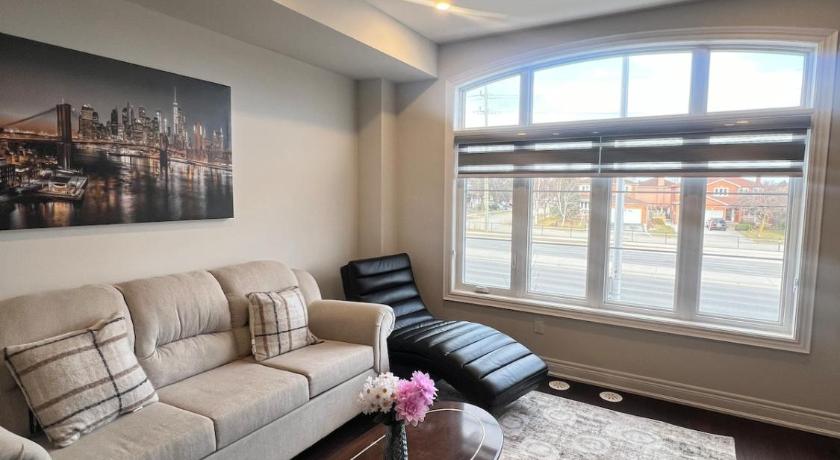 3bed Bright Oakville Townhome with balcony, office