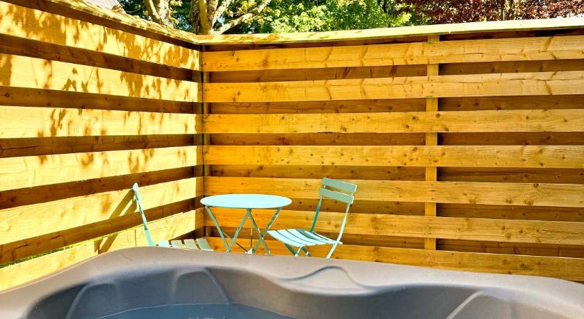 Lugh 9 - Hot Tub-Perth-Pets-Luxury-Hunting Tower