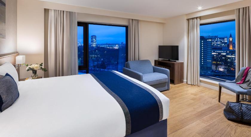 Image of Premium Room, 1 King Bed 3