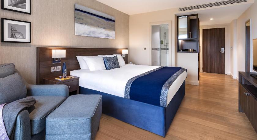 Image of Premium Room, 1 King Bed 7