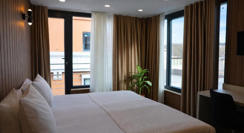 Image of Deluxe Double or Twin Room with Balcony 3