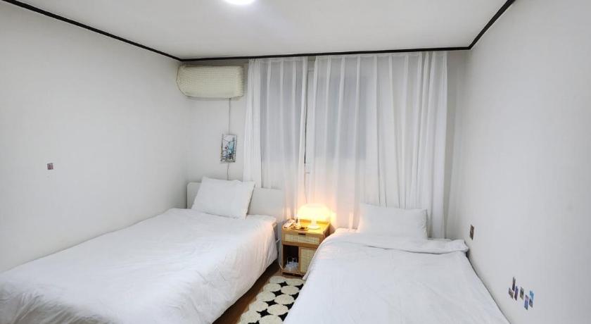 서울 Seoul Yongsan - Shared House - Double or Twin Room - 5min Hangangjin - 10min Itaewon 숙소 객실