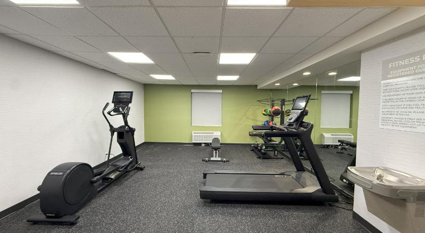 漢堡 (NY) Spark By Hilton Hamburg 3星级 住宿 泳池